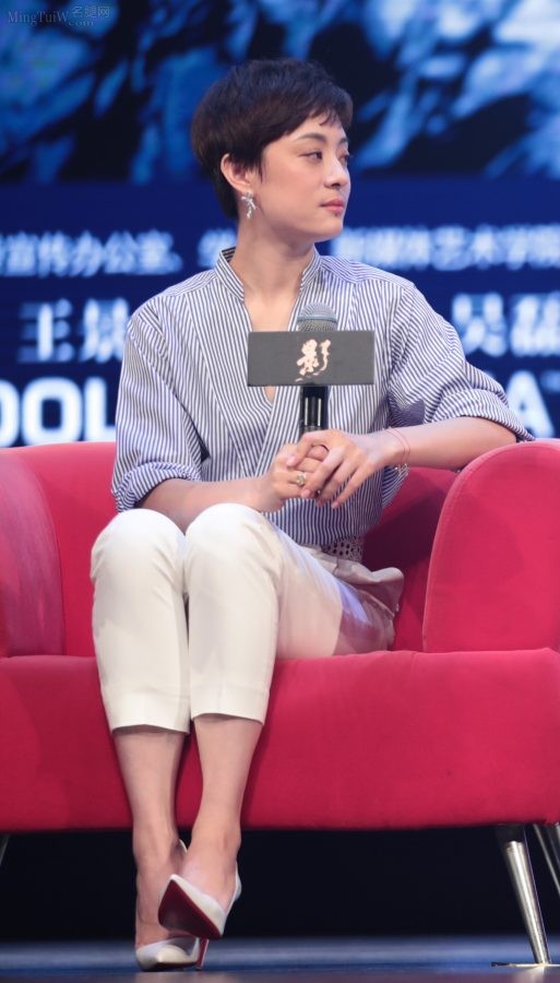 女星孙俪穿白裤脚踩白色红底细高跟鞋接受采访(28/35)