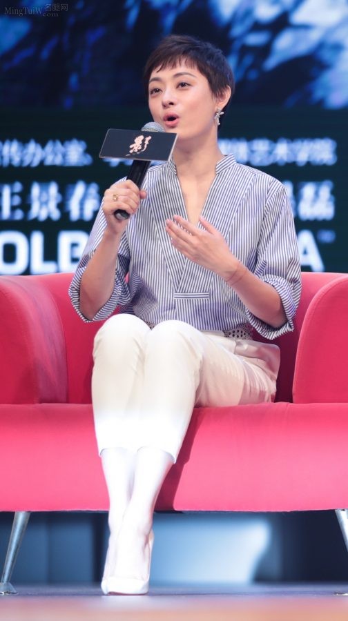 女星孙俪穿白裤脚踩白色红底细高跟鞋接受采访(30/35)