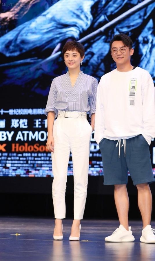女星孙俪穿白裤脚踩白色红底细高跟鞋接受采访(35/35)