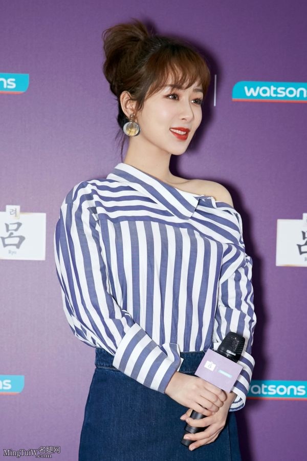 温柔又甜美的女孩儿杨紫脚穿尖头高跟鞋(8/10)
