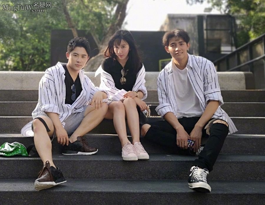 娄艺潇少女风打扮玉腿好看(4/9)