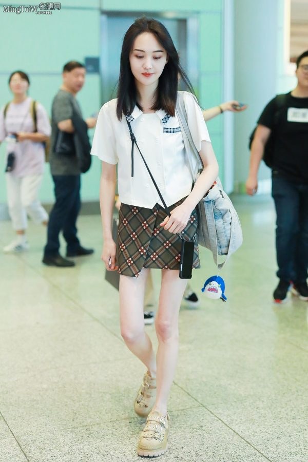 清爽的小姐姐郑爽短裙露细白的美腿在机场被拍(1/5)