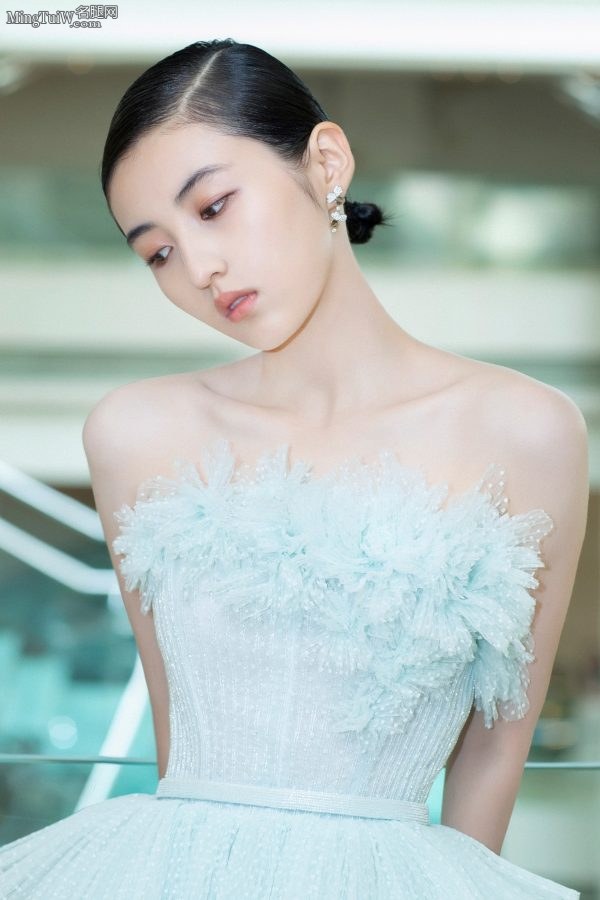 张子枫露香肩美背精致的小美女(4/12)