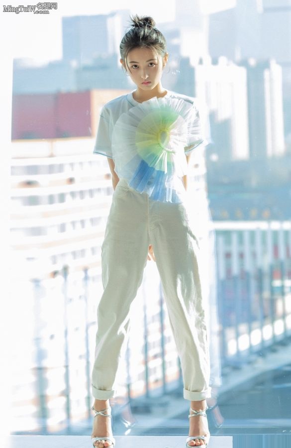 清新的美女张子枫踩恨天高在窗台拍写真(2/9)