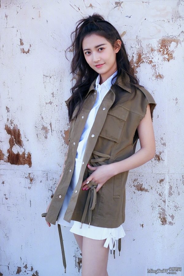 敏敏陈钰琪的大长腿美的不要不要的(2/3)