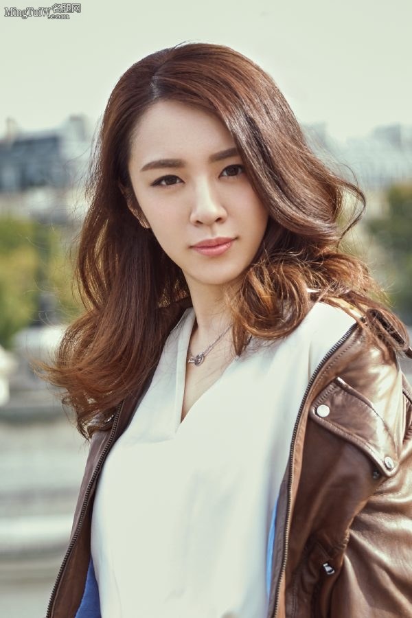 山东籍女明星王晓晨脚踩细高跟鞋外拍写真1(7/8)