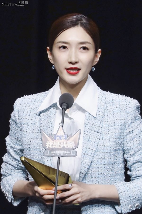 Long-legged beauty Jiang Shuying is full of aura in a suit with stiletto heels(7/7)