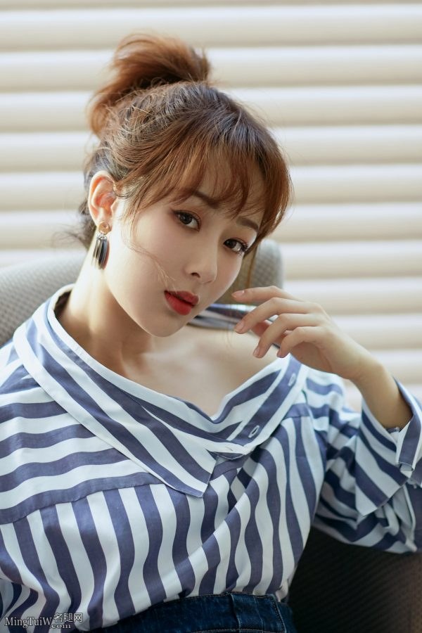 温柔又甜美的女孩儿杨紫脚穿尖头高跟鞋(2/10)