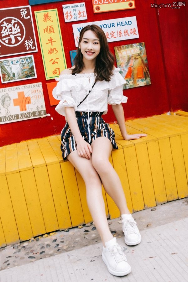 清秀干净的女孩儿宣璐夏日里给你看她白滑的美腿(1/13)