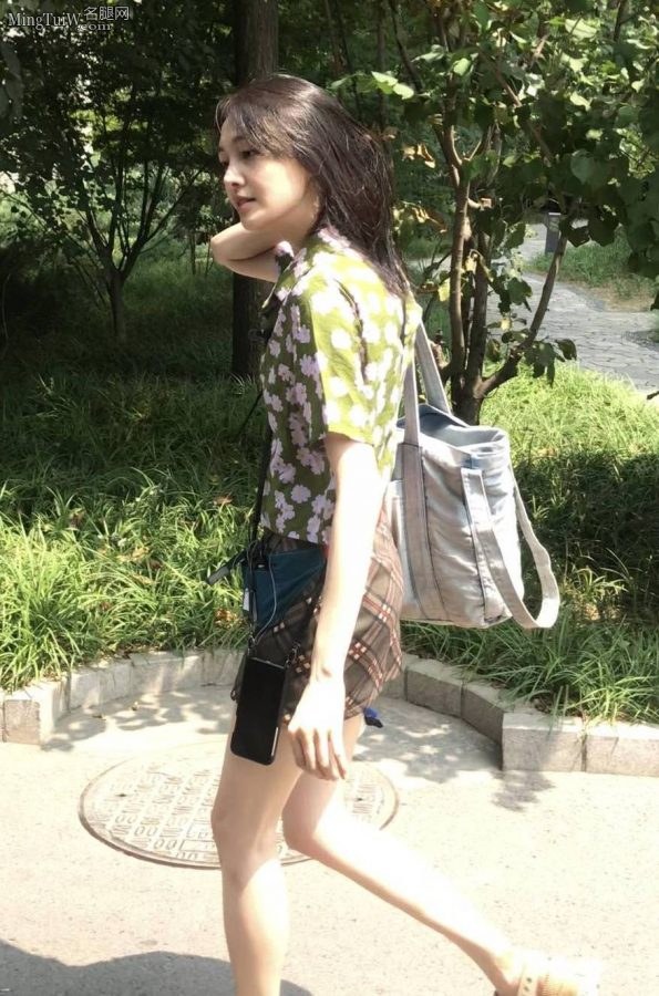 街头用手机拍摄郑爽妹子的两条超细的玉腿(3/5)