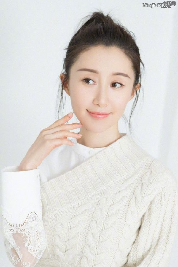 舒畅脚踩经典黄色恨天高可以玩(3/4)