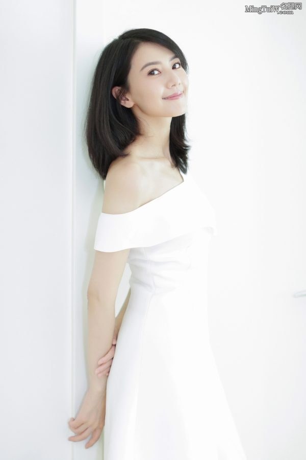 高圆圆穿白洁长裙高跟美足玉肩半露(3/6)