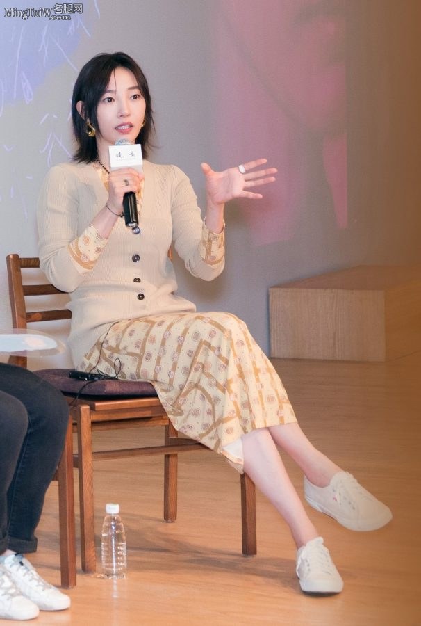 白百何穿小白鞋翘二郎腿想不想会会她的一指禅(3/3)