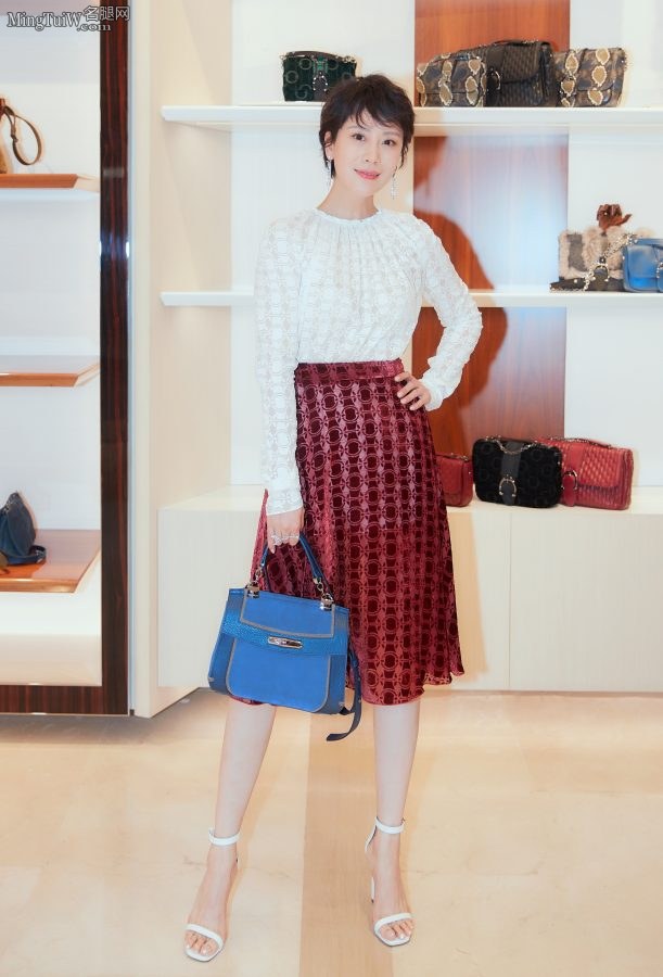  Female star Hai Qing attended a commercial event with beautiful legs(3/5)