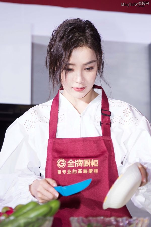 金牌橱柜代言人袁姗姗白皙的美腿开整(4/9)