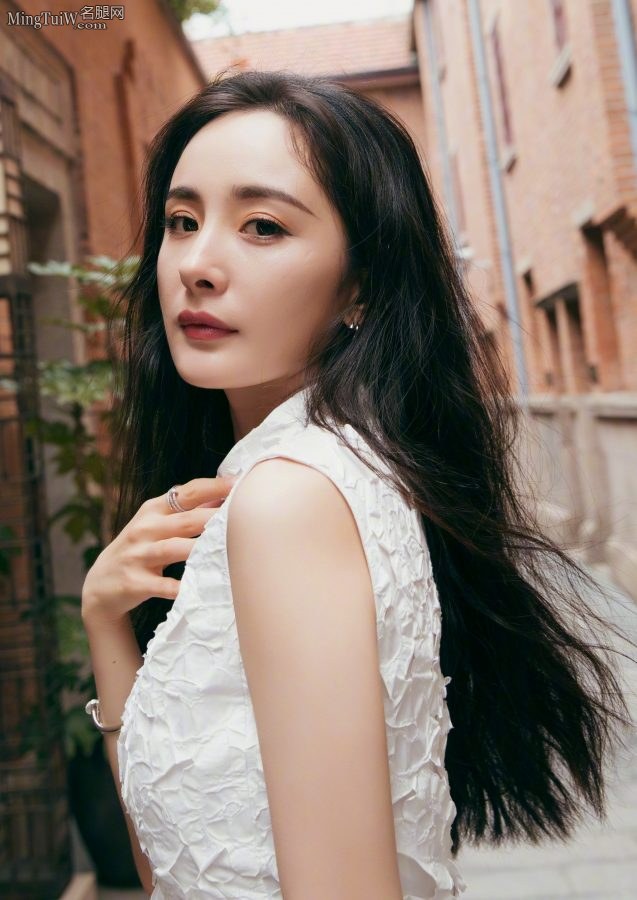 杨幂长发美脸小短裙美腿玉足等你约(5/12)