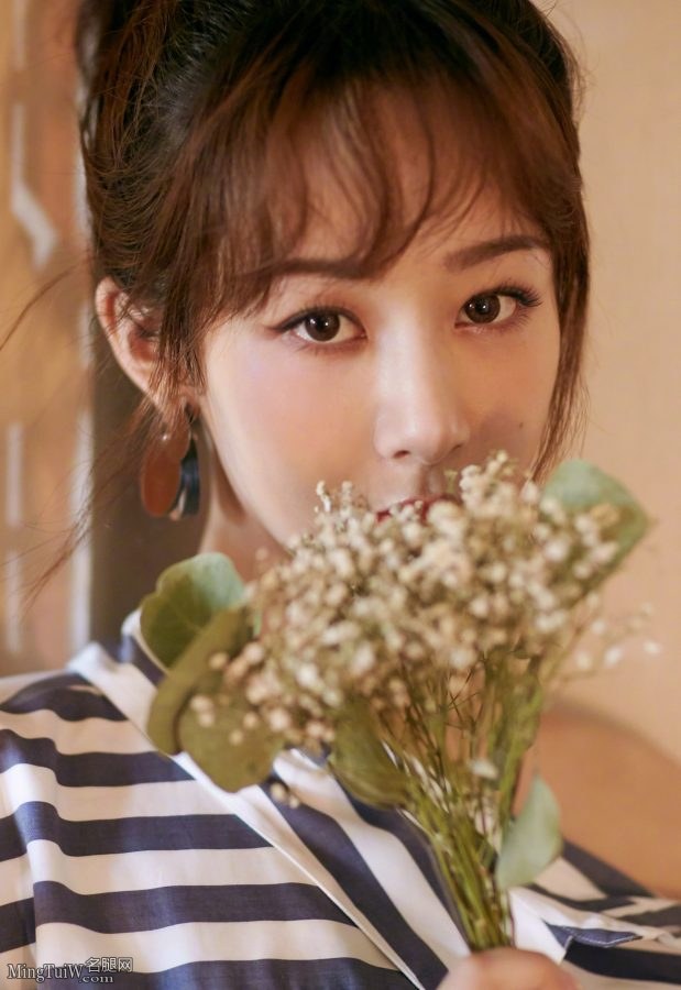 温柔又甜美的女孩儿杨紫脚穿尖头高跟鞋(5/10)