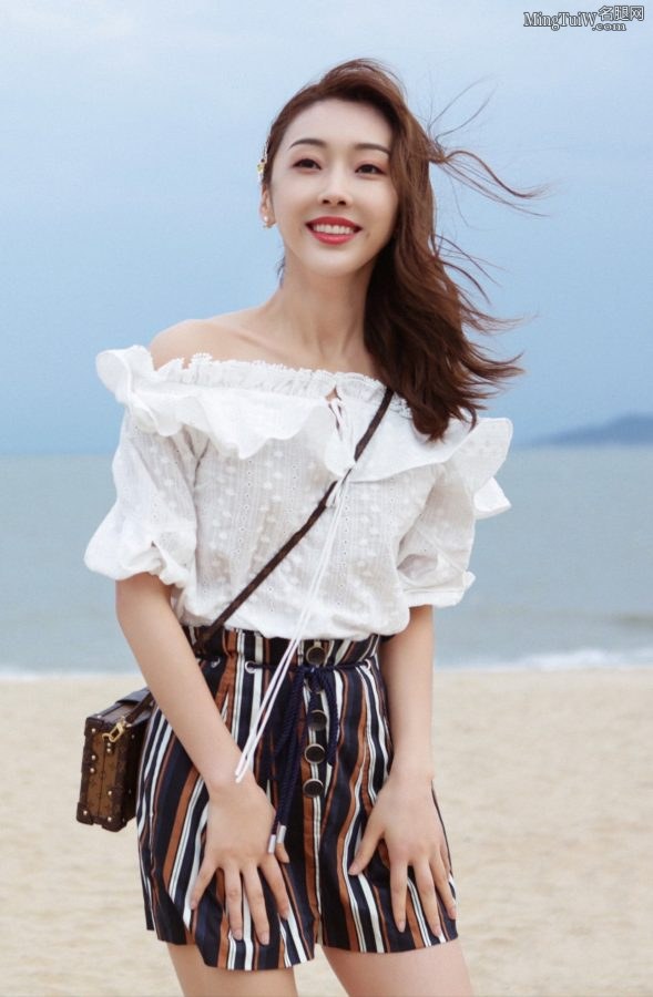 清秀干净的女孩儿宣璐夏日里给你看她白滑的美腿(9/13)