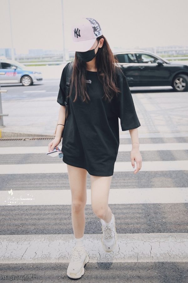 机场拍摄杨超越运动鞋小白腿(7/9)