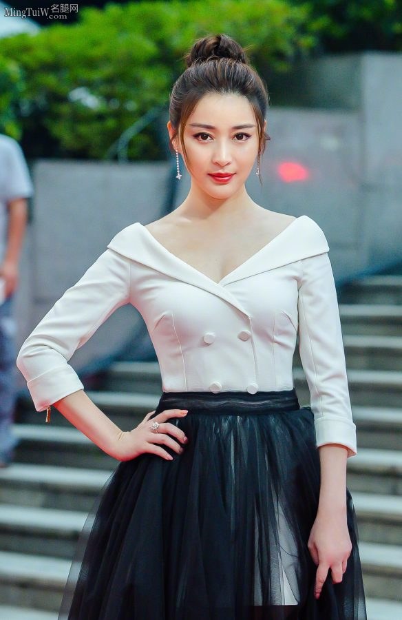 美女甘婷婷黑色纱裙透视出性感美腿(3/4)