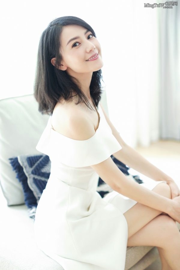 高圆圆穿白洁长裙高跟美足玉肩半露(5/6)