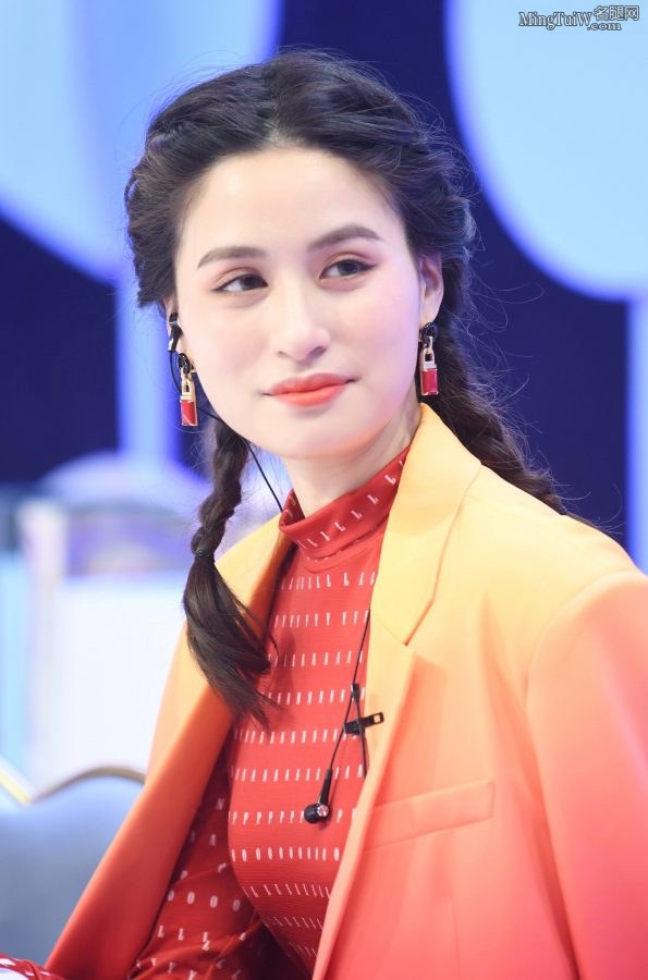 美女音乐制作人黄荻钧录节目秀美腿高跟(2/7)