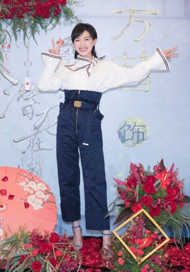 可爱又不失帅气的女星万茜玉足踩蓝色细高跟鞋(3/11)