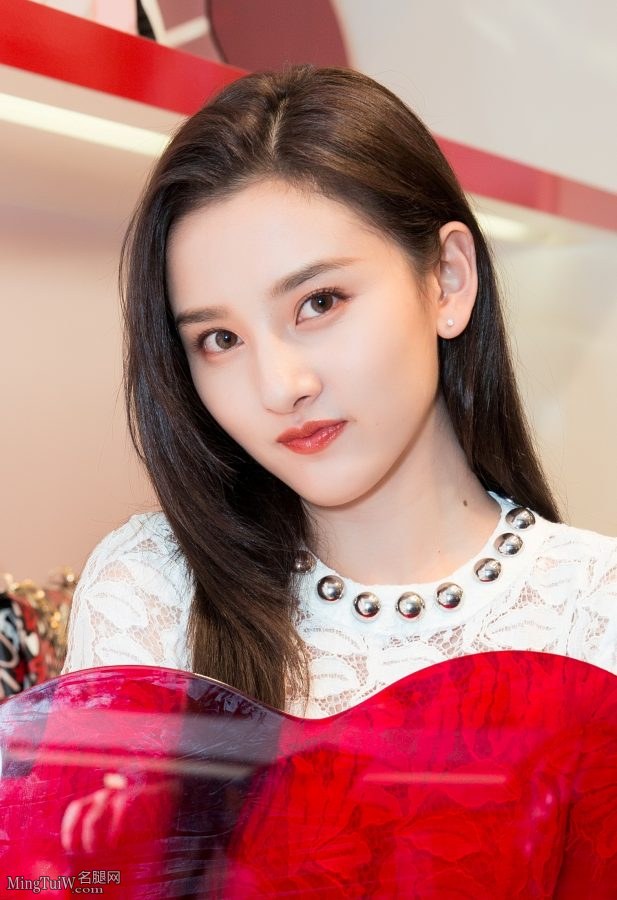 小仙女宋祖儿小白裙配笔直嫩腿请收下我的膝盖(4/11)