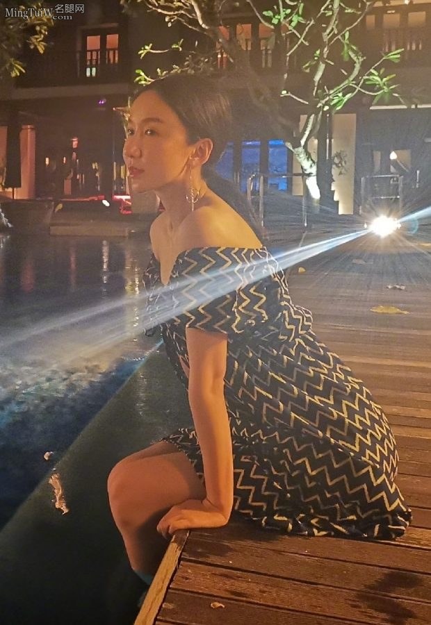 娄艺潇和好闺蜜夜晚在泳池边同秀小脚丫(3/4)
