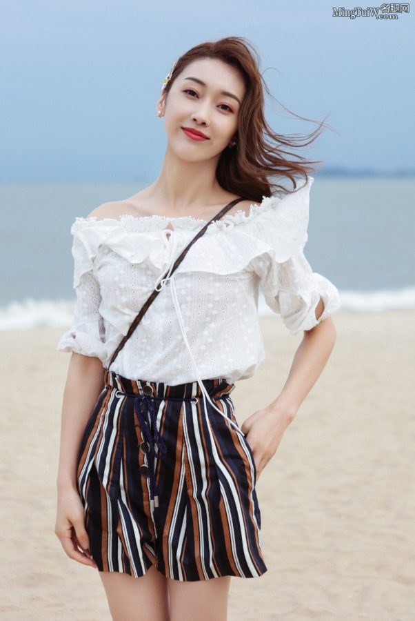 清秀干净的女孩儿宣璐夏日里给你看她白滑的美腿(8/13)