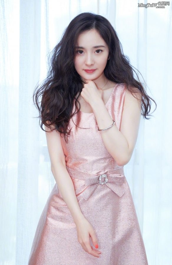 气质明星少妇杨幂粉裙波浪头发踩高跟优雅(2/19)