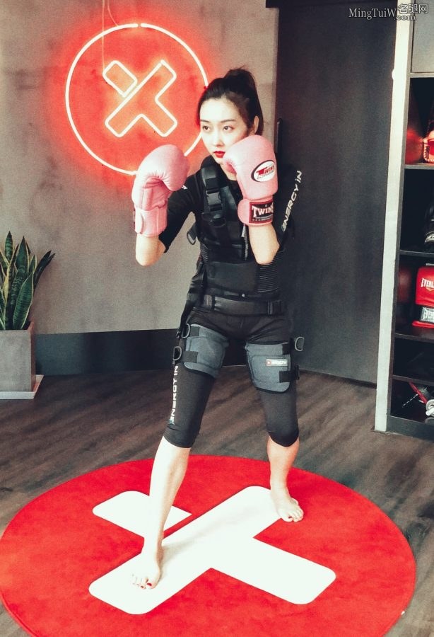 Female boxer Xuan Lu gives you some color see see with her bare feet(2/2)