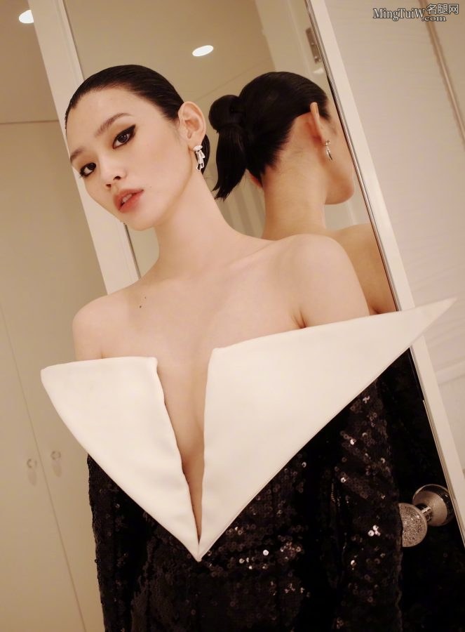 奚梦瑶立体视觉超短裙大秀美胸长腿(10/10)