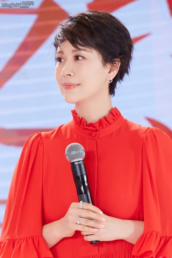 海清鲜艳红裙配白皙玉腿(3/8)