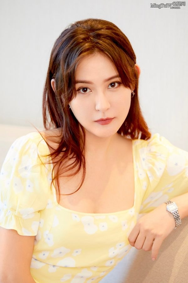 热依扎穿黄色碎花裙露美腿现身西安宣传《长安十二时辰》(4/10)