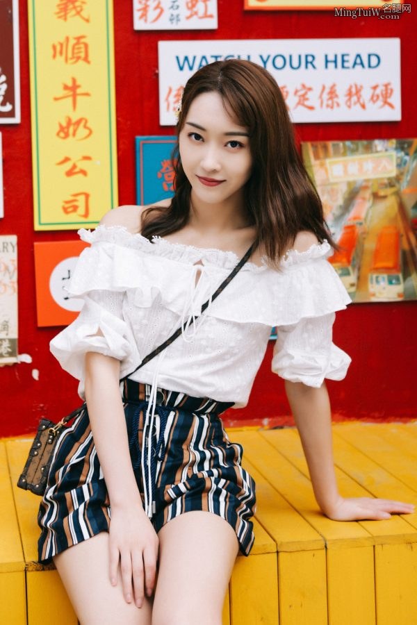 清秀干净的女孩儿宣璐夏日里给你看她白滑的美腿(4/13)