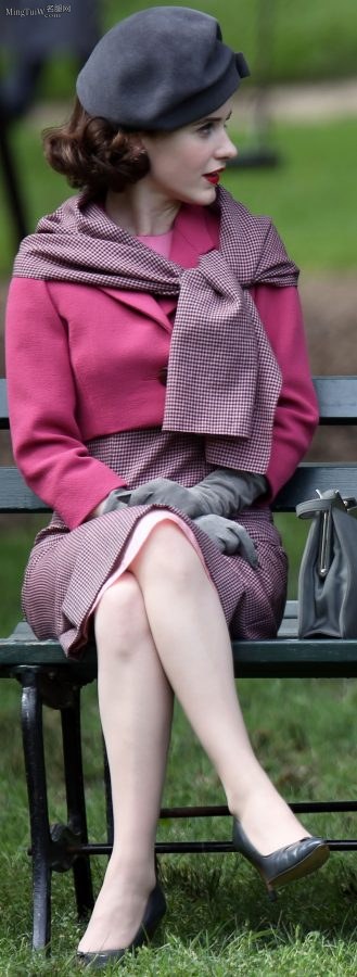 American TV actress Rachel Brosnahan crosses her legs on a park bench(17/21)