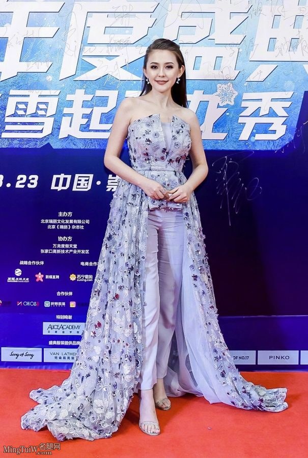 身材高挑的哈萨克族女星热依扎嫩脚丫踩高跟走红毯(1/3)