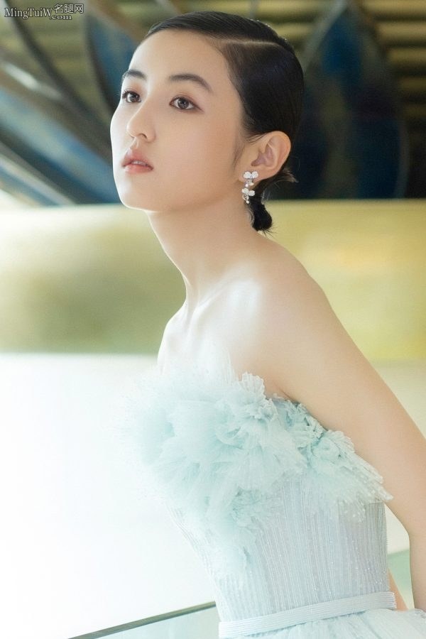 张子枫露香肩美背精致的小美女(5/12)