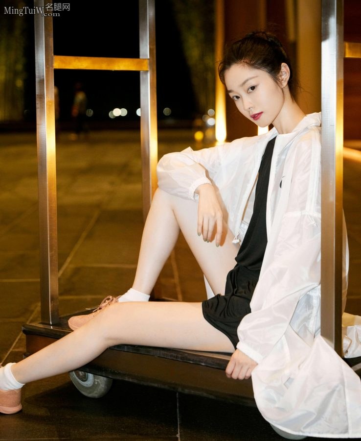 宋轶在夜色中展示白皙的美腿(1/9)
