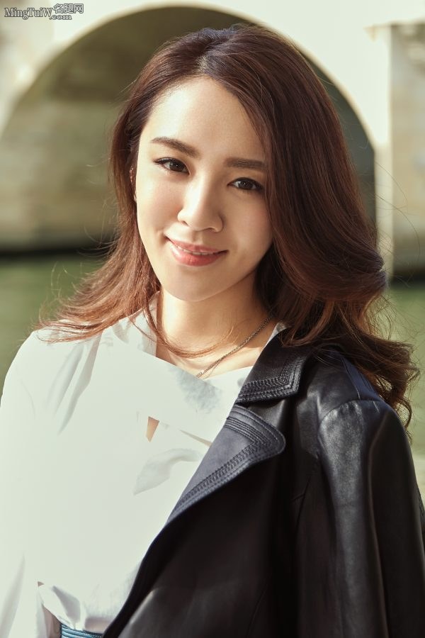 山东籍女明星王晓晨脚踩细高跟鞋外拍写真1(3/8)