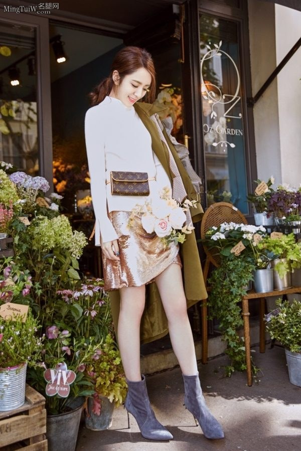 山东籍女明星王晓晨脚踩细高跟鞋外拍写真2(1/5)