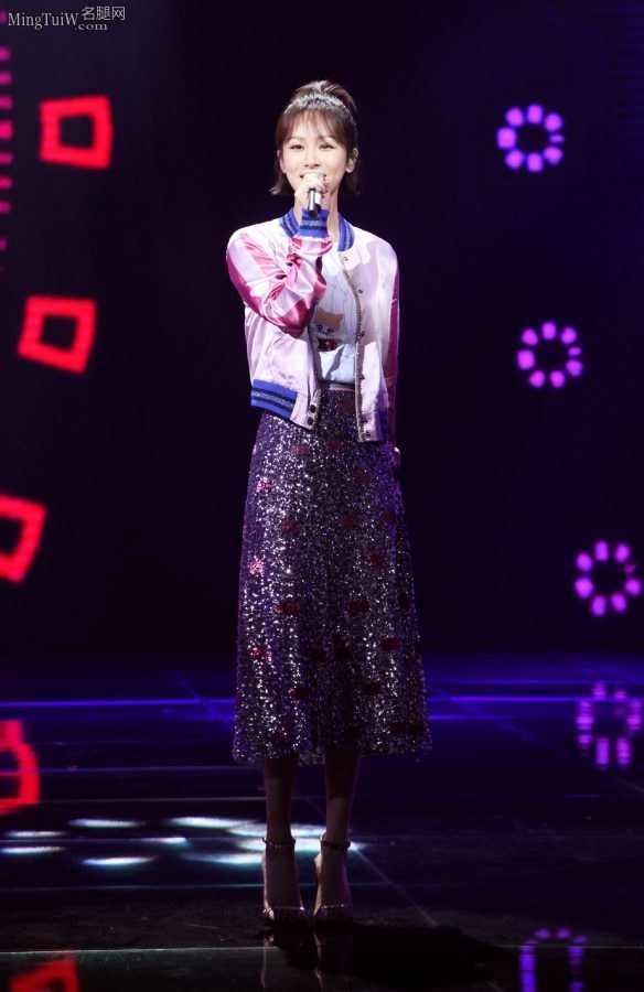 杨紫登台表演美足高跟鞋镜面反光(3/3)