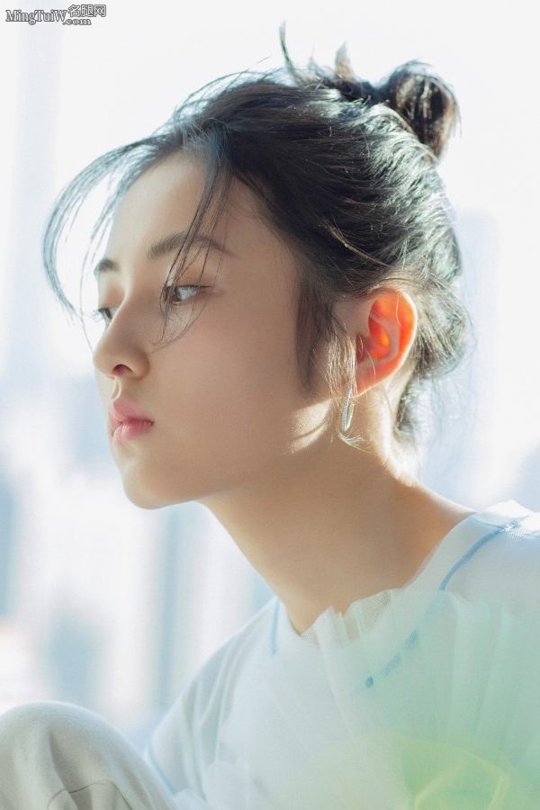 清新的美女张子枫踩恨天高在窗台拍写真(5/9)
