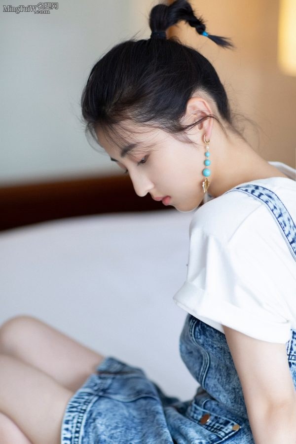 清纯的邻家少女张子枫穿牛仔裙秀美腿(3/9)