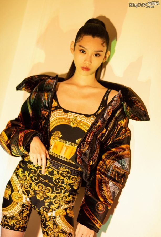奚梦瑶这次穿上了紧身的短裤,腿长怎么穿都漂亮(6/9)
