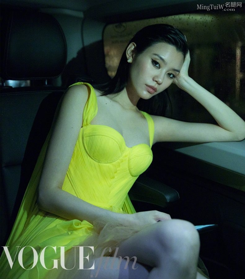 奚梦瑶身穿黄色吊带低胸裙,气质优雅摄人心魄(6/8)