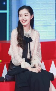 宋轶录制《天天向上》纤细美腿全场最吸睛