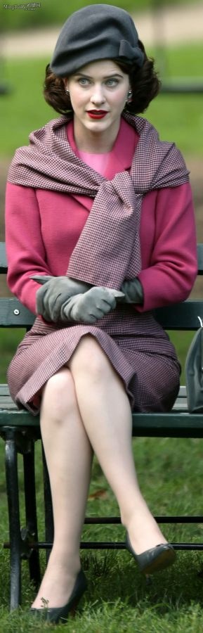 美剧演员Rachel Brosnahan公园长椅翘二郎腿（第5张/共21张）