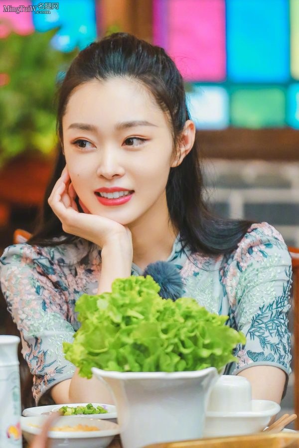 清秀的南方女子宋轶穿上旗袍更显妩媚(8/9)